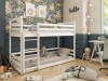 Weißes Holz-Etagenbett für Kinder in einem Zimmer mit verspielter Waldtier-Tapete und gemütlicher Deko.