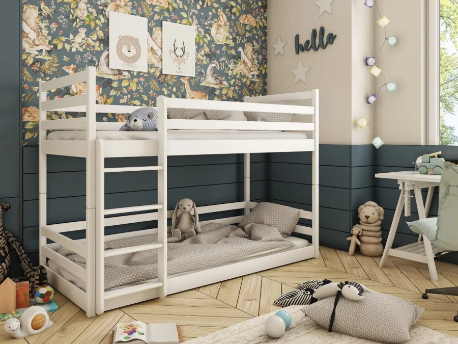 Weißes Holz-Etagenbett für Kinder in einem Zimmer mit verspielter Waldtier-Tapete und gemütlicher Deko.