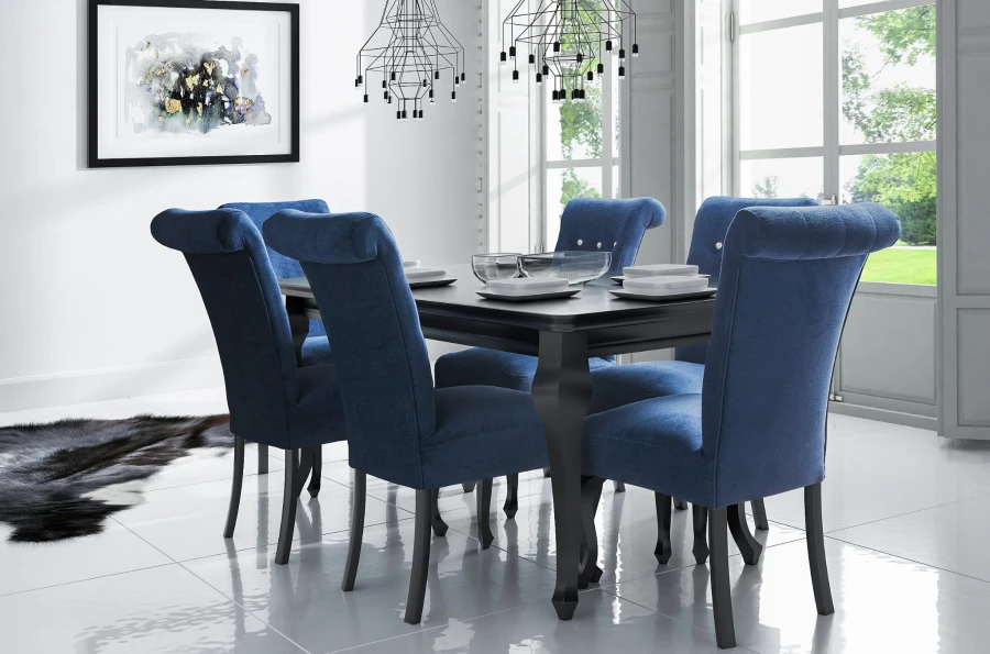 Esszimmer Set bestehend aus einem schwarzen Tisch und sechs blauen Polsterstühlen.