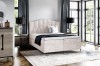 Modernes helles Boxspringbett in Creme-Beige für ein freundliches Schlafzimmerambiente.