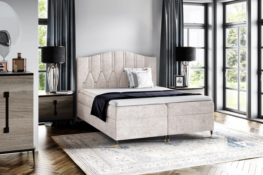Modernes helles Boxspringbett in Creme-Beige für ein freundliches Schlafzimmerambiente.