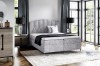 Elegantes Boxspringbett in Hellgrau mit stilvoller Steppung im Schlafzimmer.