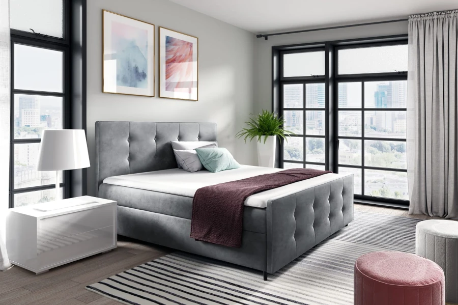 Modernes graues Polsterbett in hellem Schlafzimmer mit großen Fenstern und stilvoller Dekoration.
