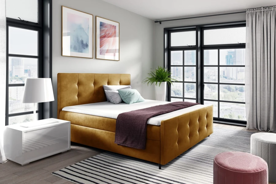 Elegantes senfgelbes Polsterbett im modernen Schlafzimmer-Ambiente mit großen Fensterfronten.