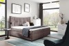 Stilvolles Polsterbett in Taupe mit abgestepptem Kopfteil in einem gemütlichen Schlafzimmer-Ambiente.