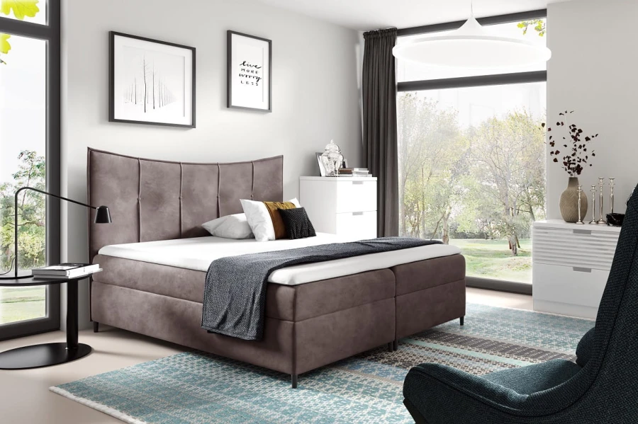 Stilvolles Polsterbett in Taupe mit abgestepptem Kopfteil in einem gemütlichen Schlafzimmer-Ambiente.