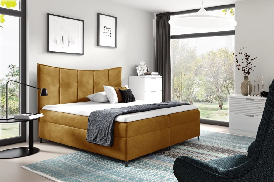 Senfgelbes Boxspringbett als Farbakzent in modern eingerichtetem Schlafzimmer.
