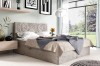 Modernes Polsterbett in Beige mit geometrischem Kopfteil-Muster im hellen Schlafzimmer.