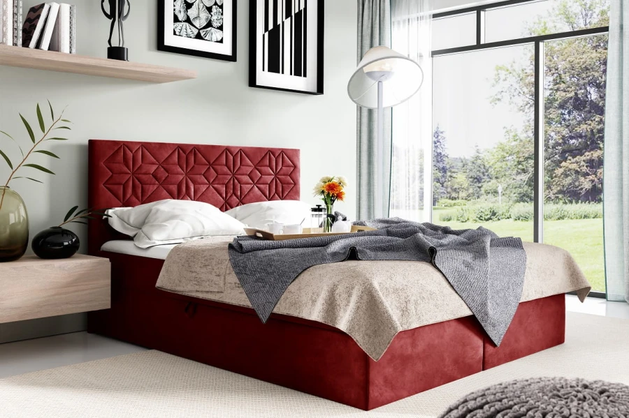Stilvolles rotes Polsterbett mit geometrischem Design am Kopfteil in moderner Umgebung.