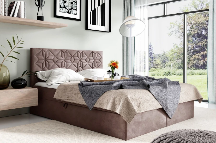 Elegantes Polsterbett in Taupe mit aufwendig gestaltetem Kopfteil in hellem Raumdesign.