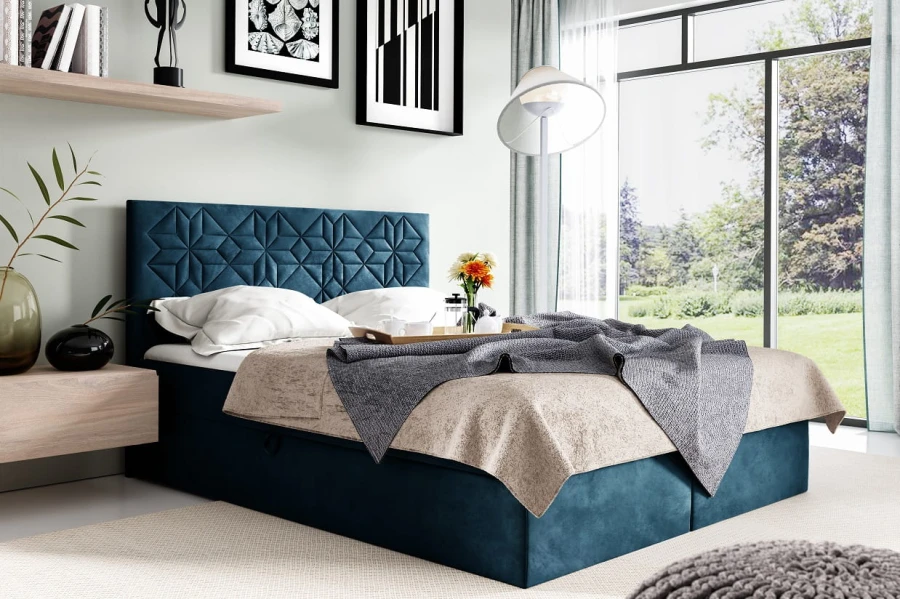Blaues Boxspringbett mit modernem geometrischem Kopfteil im hellen Schlafzimmer