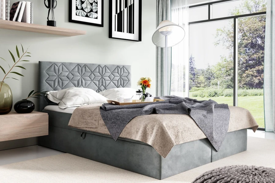 Graues Polsterbett mit elegantem geometrischem Muster am Kopfteil