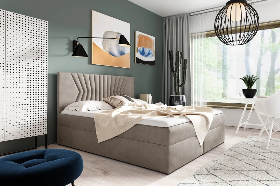 Hellgraues Boxspringbett mit fächerförmig abgestepptem Kopfteil in modernem Schlafzimmer.