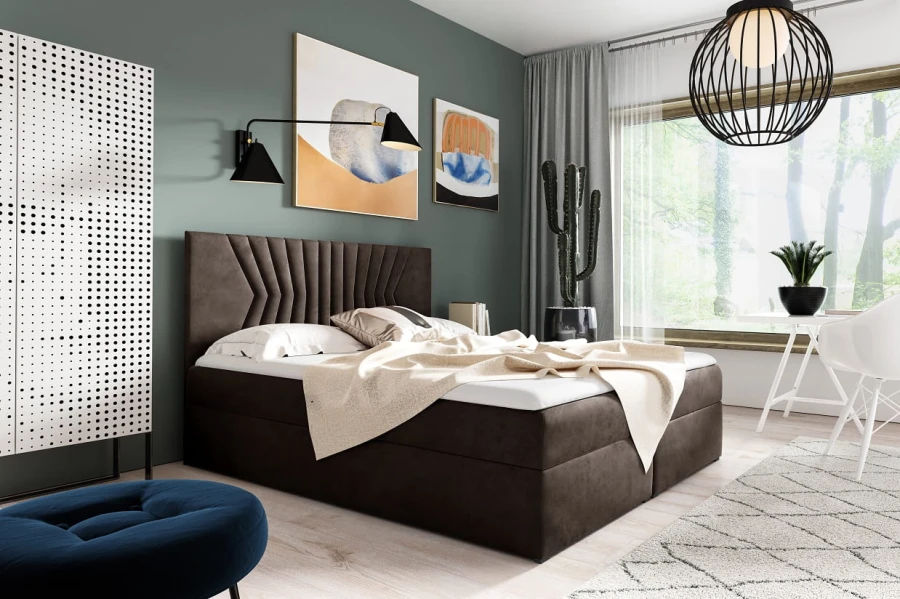Dunkelbraunes Polsterbett mit markantem Kopfteil-Design vor dunkelgrüner Wand.