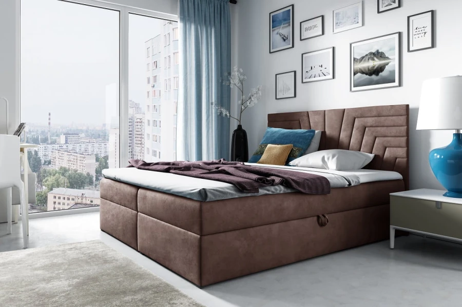 Braunes Boxspringbett in gemütlich eingerichtetem Schlafzimmer mit Stadtblick