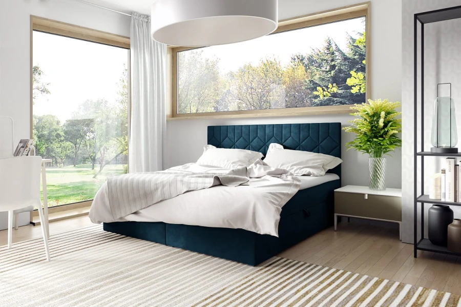 Dunkelblaues Boxspringbett mit Rautenmuster-Kopfteil und Waldblick