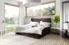 Elegantes dunkelbraunes Boxspringbett im modernen Schlafzimmer mit Gartenblick.