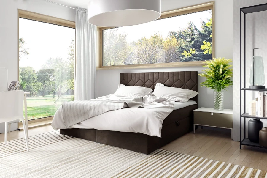 Elegantes dunkelbraunes Boxspringbett im modernen Schlafzimmer mit Gartenblick.