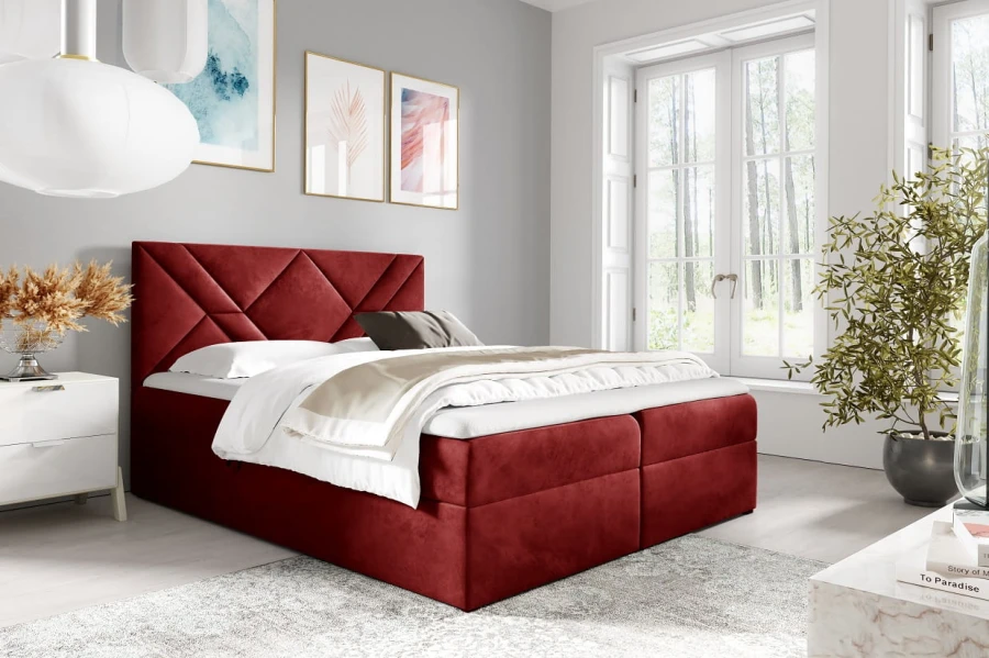 Rotes Polsterbett mit geometrischem Kopfteil-Design in modernem Schlafzimmer.