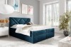 Modernes Boxspringbett in Blau mit geometrischem Kopfteil aus Samt im hellen Schlafzimmer.