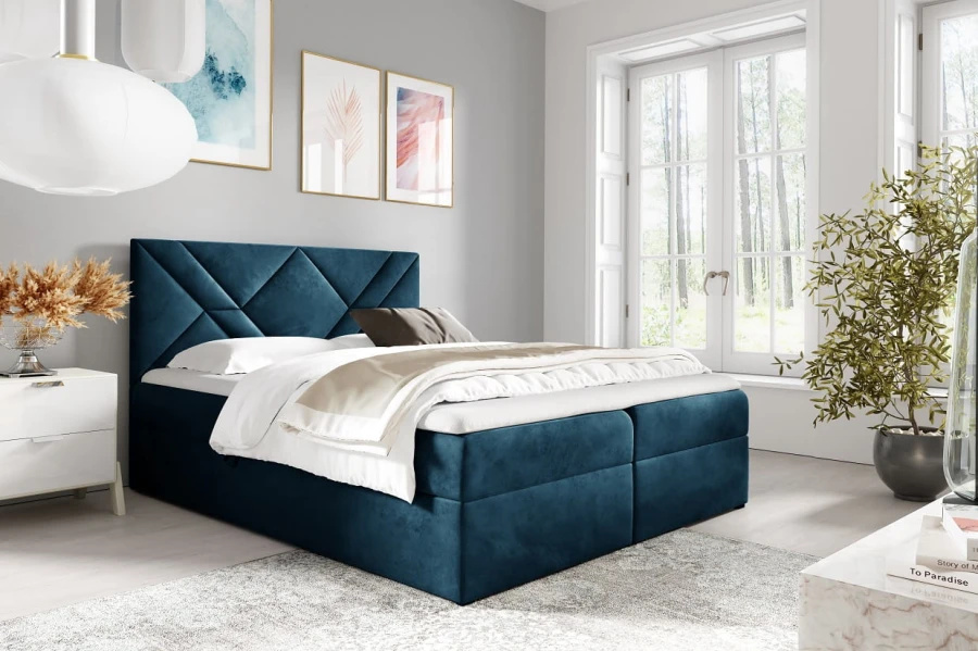 Modernes Boxspringbett in Blau mit geometrischem Kopfteil aus Samt im hellen Schlafzimmer.