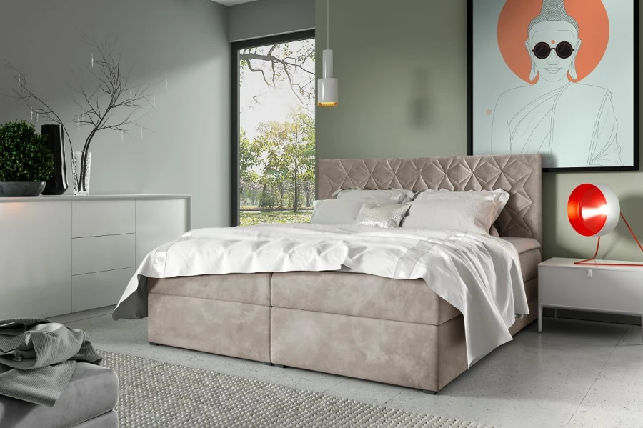 Beiges Boxspringbett mit gestepptem Kopfteil in einem hellen, modernen Schlafzimmer.