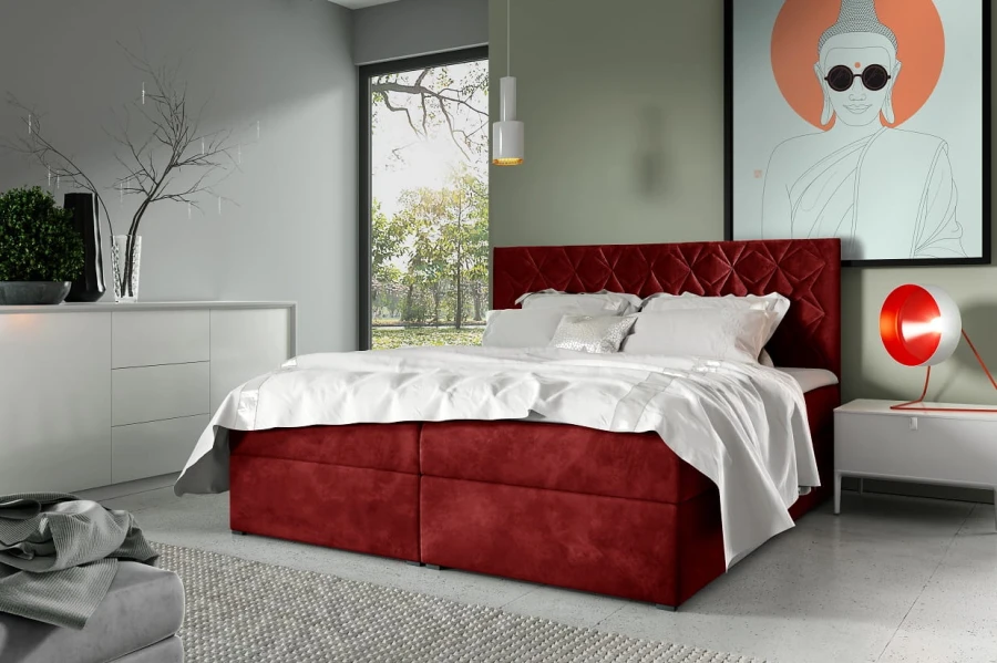 Rotes Boxspringbett als Farbakzent in einem modern eingerichteten Schlafzimmer.