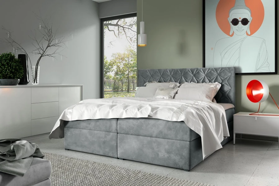 Elegantes graues Boxspringbett mit hohem Kopfteil vor hellem Hintergrund im Schlafzimmer.