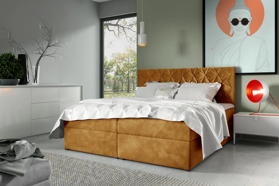 Senfgelbes Samtbett Boxspring Design mit Rautensteppung und modernen Wohnelementen.