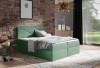 Grünes Boxspringbett im modernen Schlafzimmer mit Industrial-Charme und Backsteinoptik.