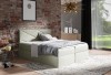 Beiges Boxspringbett für erholsamen Schlaf in gemütlichem Ambiente mit Ziegelwand.