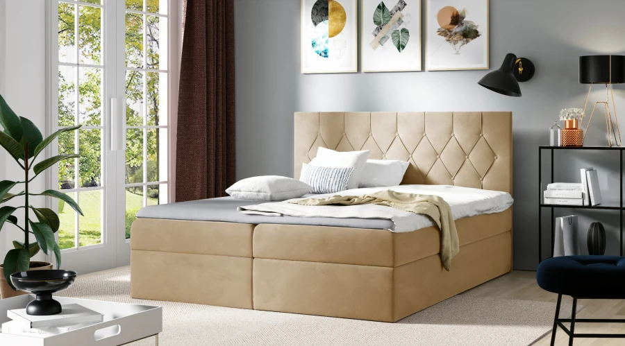 Beiges Boxspringbett mit gepolstertem Kopfteil in moderner Schlafzimmerumgebung.