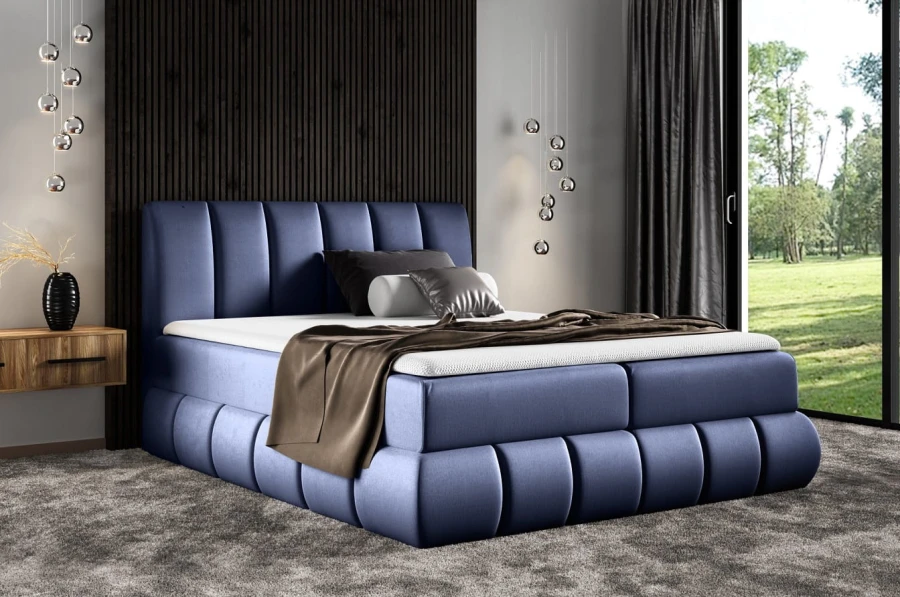 Luxuriöses blaues Boxspringbett mit gestepptem Polsterrahmen in einem modernen Ambiente.