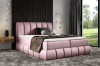 Modernes rosa Polsterbett in einem stilvollen Schlafzimmer mit großen Fenstern.