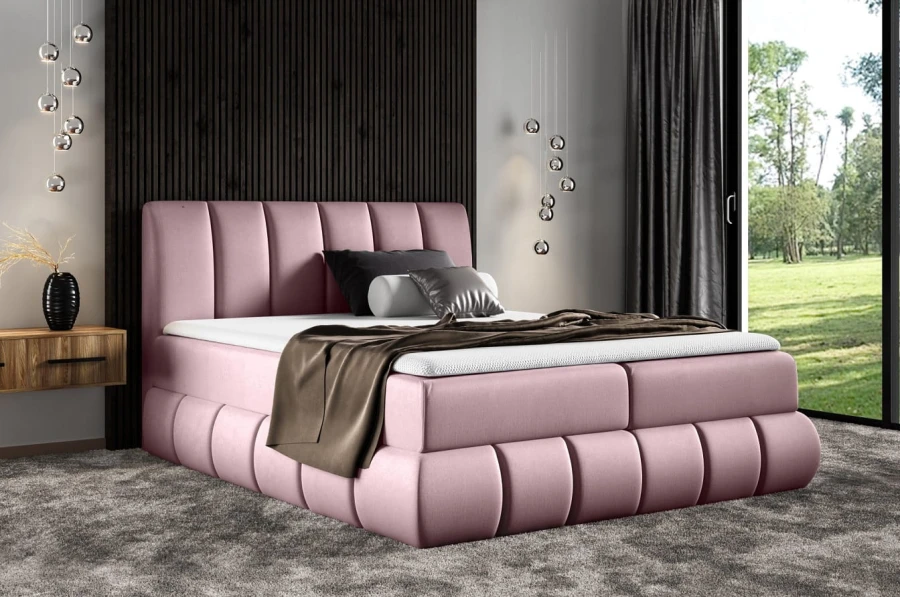 Modernes rosa Polsterbett in einem stilvollen Schlafzimmer mit großen Fenstern.