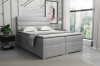 Hellgraues Boxspringbett mit horizontal gestepptem Kopfteil im Schlafzimmer.