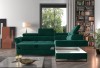 Grünes Ecksofa mit integriertem Bettkasten und verstellbaren Kopfstützen im Wohnzimmer.