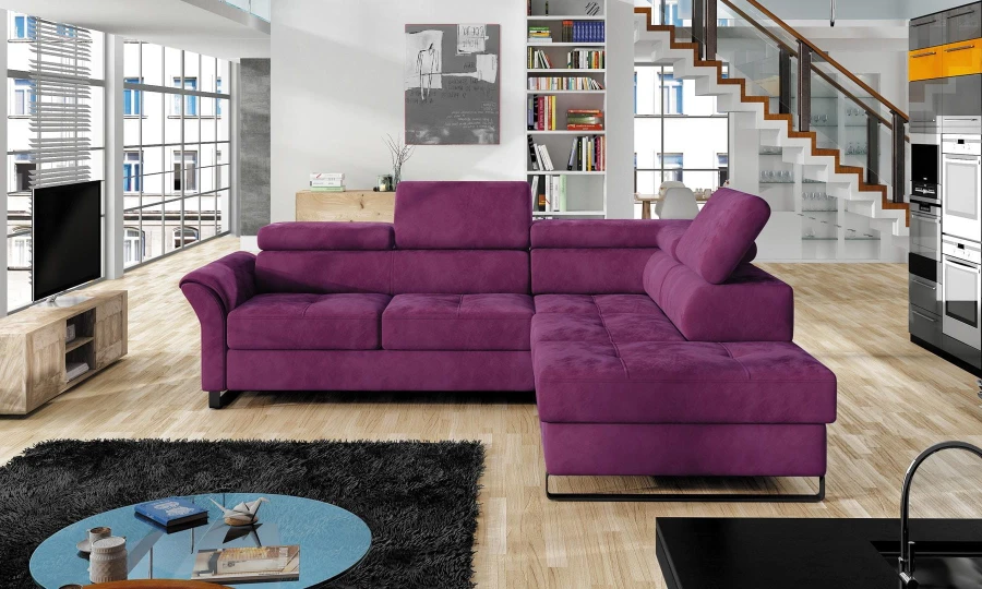 Modernes lilafarbenes Ecksofa in einem hellen Wohnzimmer mit Loft-Ambiente.