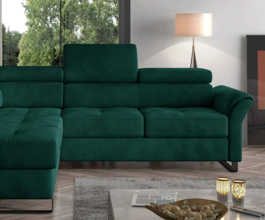 Detailansicht eines dunkelgrünen Polstersofas mit Fokus auf verstellbare Kopfstützen.