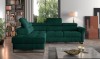 Grünes L-Sofa im modern eingerichteten Wohnzimmer mit Bücherregal und großem Fenster