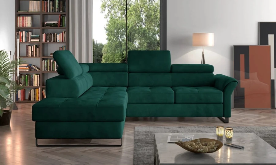 Grünes L-Sofa im modern eingerichteten Wohnzimmer mit Bücherregal und großem Fenster