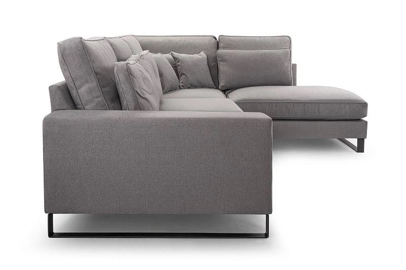 Seitenansicht eines modernen grauen Ecksofas mit schwarzen Metallfüßen.