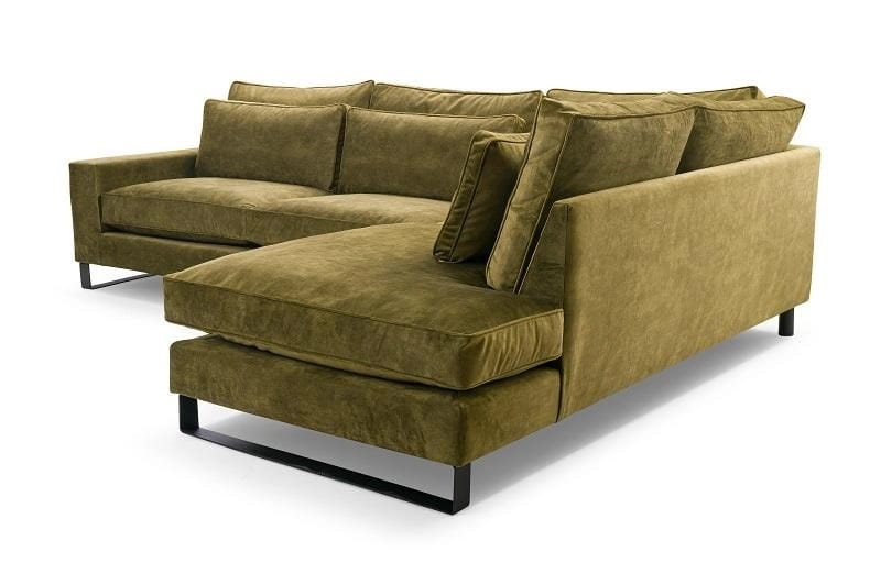 Detailansicht der Recamiere eines olivgrünen Ecksofas in modernem Design.