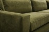 Nahaufnahme des olivgrünen Samtstoffs und der hochwertigen Ziernaht eines Sofas.