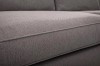 Detailansicht der grauen Webstoff-Struktur eines modernen Polstersofas.