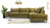 Modernes olivgrünes Ecksofa aus Samt in einem hellen Wohnzimmer mit goldener Lampe und Pflanze.