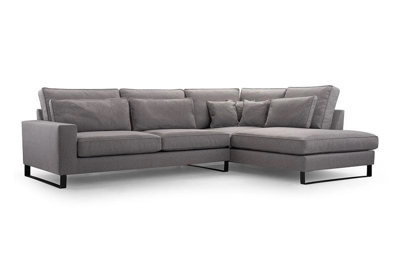 Frontansicht eines gemütlichen grauen L-Sofas mit Kissen und modernem Design für das Wohnzimmer.