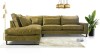 Modernes Ecksofa in Olivgrün mit Samtbezug, goldene Lampen und Teppich im Wohnzimmer.