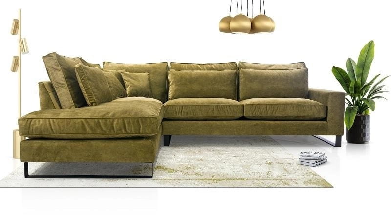 Modernes Ecksofa in Olivgrün mit Samtbezug, goldene Lampen und Teppich im Wohnzimmer.