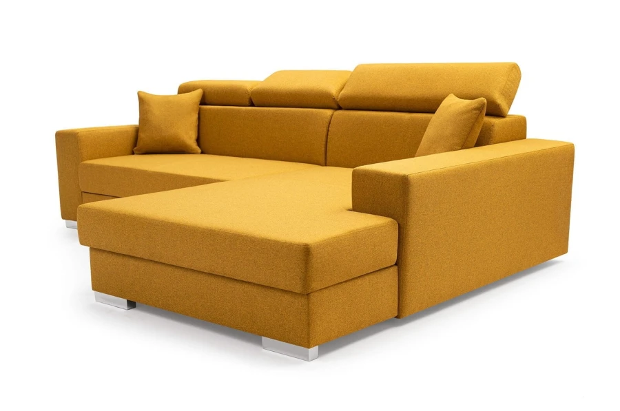 Senfgelbes Ecksofa mit verstellbaren Kopfstützen, Frontansicht auf weißem Hintergrund.